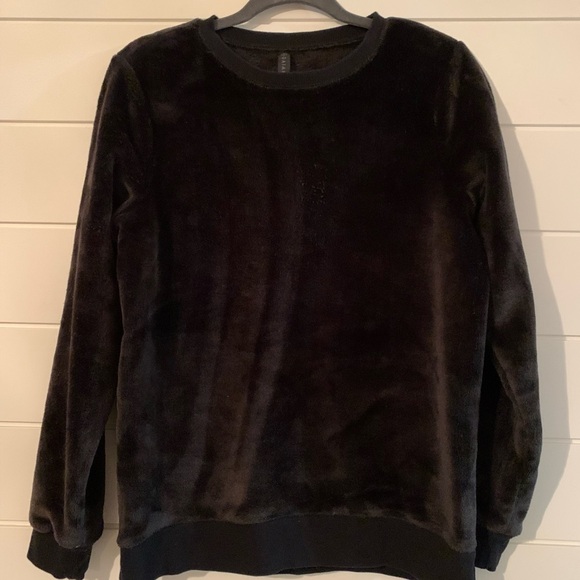 GAIAM Plush Cozy Women's Pullover Black
Size medium - Picture 3 of 11